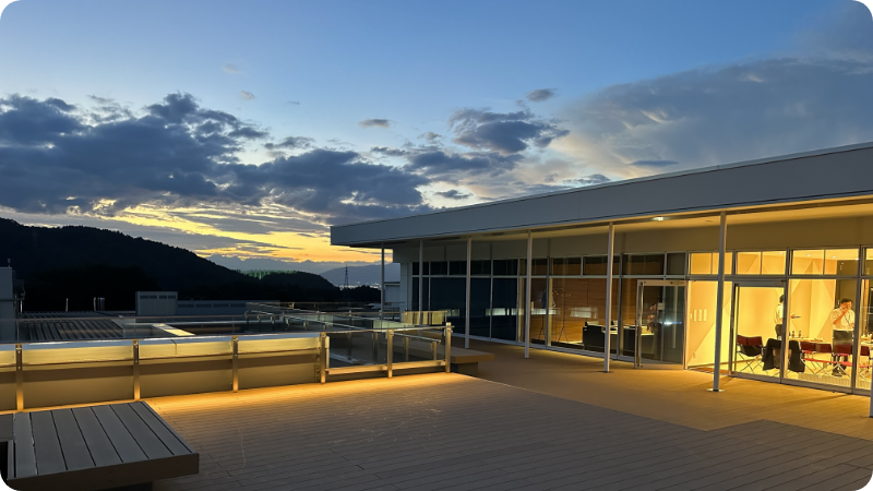 美しい夕景とライトアップされたテラス