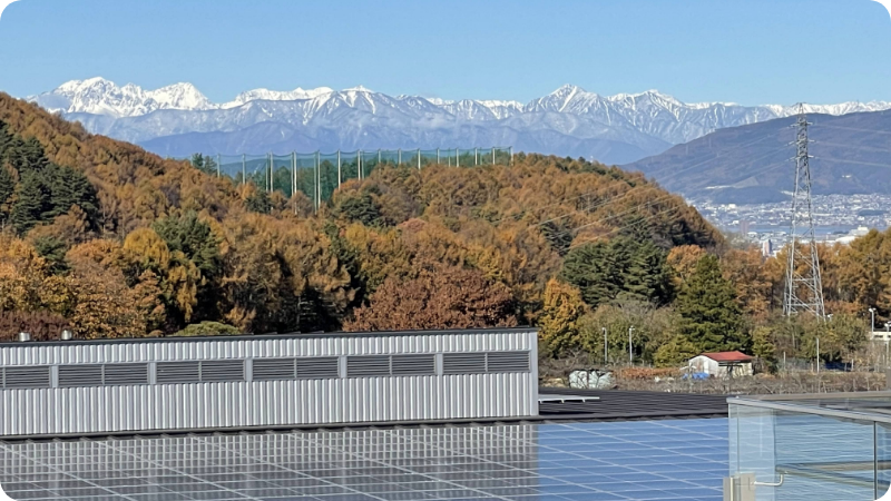 北アルプスの遠景と諏訪湖(中央右下)