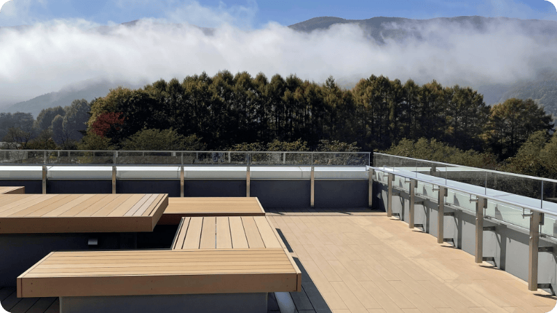 近くの山の紅葉と霧景